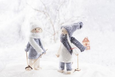 ​“我尿了一个坑”，贾浅浅诗歌《雪天》赏析