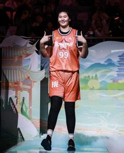 ​张子宇全明星最震撼镜头！国际篮联沸腾，世界篮坛需要中国女姚明