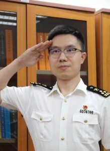 ​向负伤港警敬礼的海关关员，我们找到了