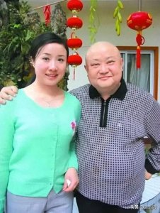 ​巴蜀十大笑星刘德一61岁时与21岁女大学生坠入爱河，惹热议。