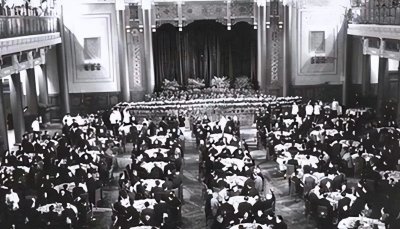 ​1959年，人民大会堂第一宴“名场面”，天花板50名黑衣人有何来历