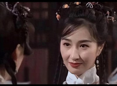 ​张家辉妻子关咏荷在香港被偶遇，开200万的豪车，还配漂亮女司机