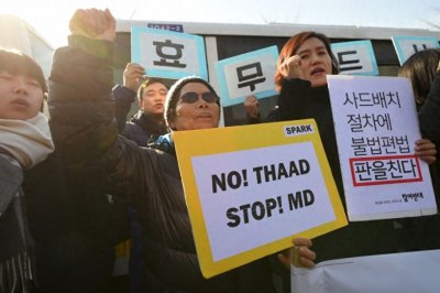 ​韩国民众抗议韩国军方与乐天集团签署部署“萨德”换地协议
