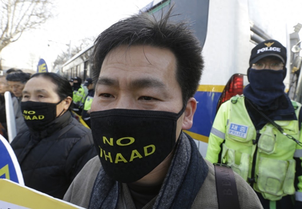 韩国民众抗议韩国军方与乐天集团签署部署“萨德”换地协议
