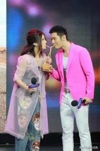 ​赵薇离婚多年引热议，黄晓明无辜躺枪，赵薇和黄小明是什么关系？