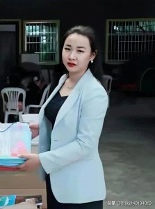 被捕前的明珍珍,年轻靓丽,被捕后,就像变了一个人,矮了一大截