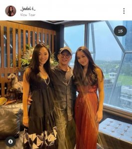 ​李连杰与俩女儿聚会，妹妹比姐姐更显成熟，身材火辣不输妈妈利智