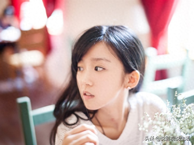 凭借清风拂面走红网络的宋伊人,突显少女气质,演技引网友称赞