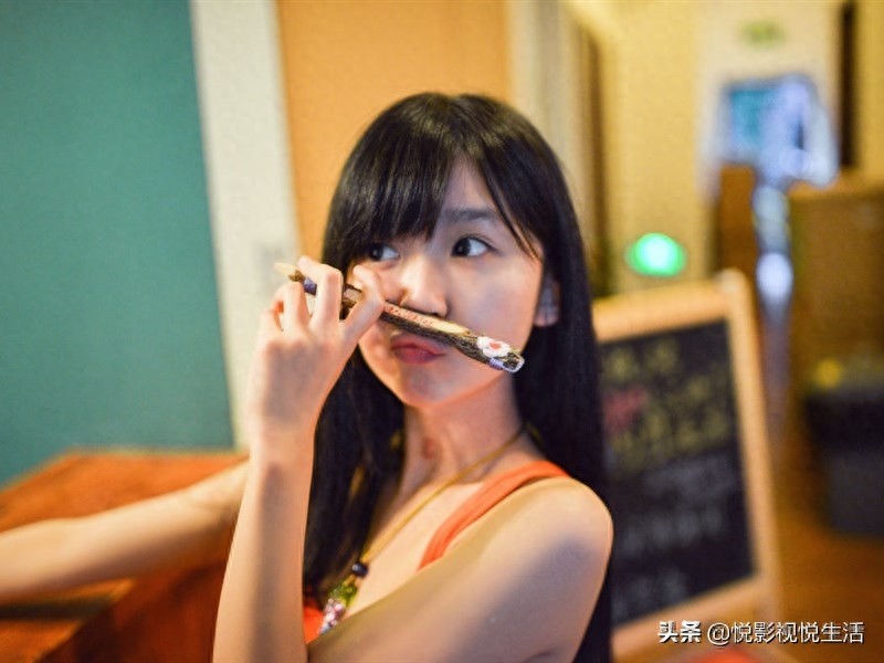 凭借清风拂面走红网络的宋伊人,突显少女气质,演技引网友称赞