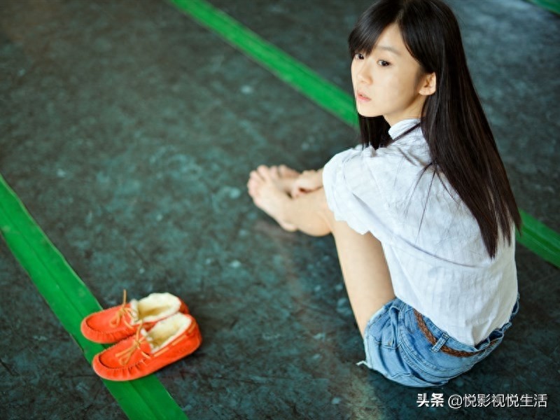 凭借清风拂面走红网络的宋伊人,突显少女气质,演技引网友称赞