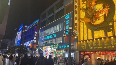 夜晚灯火辉煌的街头,老凤祥银楼闪耀登场!
