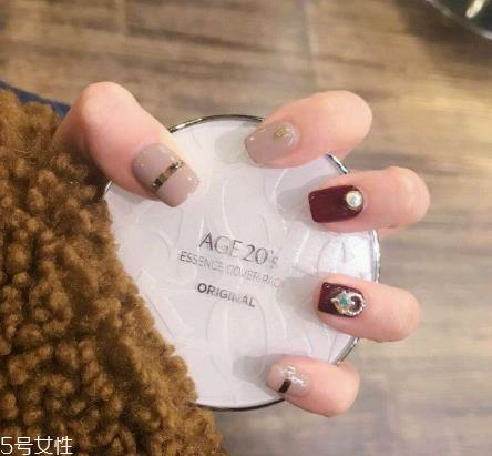 好看的红丝绒美甲 适合新年的酒红色美甲 好看的红丝绒美甲 适合新年的酒红色美甲