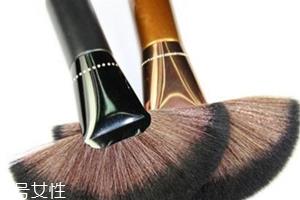 散粉刷该如何清洗?勿用碱性洗涤剂 散粉刷该如何清洗?勿用碱性洗涤剂