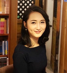 ​变性传奇：刘霆从背母上大学的男儿身到女性光彩的华丽转身