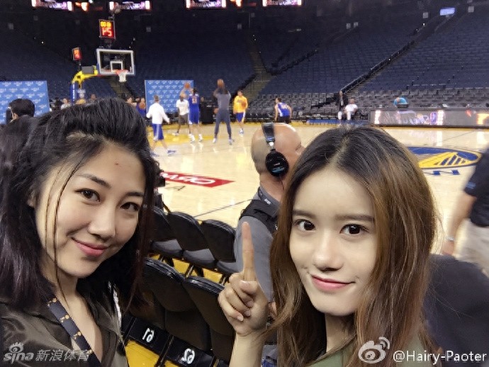 王仕鹏娇妻李跑现身甲骨文球场观看NBA总决赛G1训练