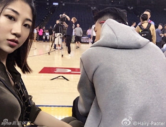 王仕鹏娇妻李跑现身甲骨文球场观看NBA总决赛G1训练