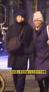 ​69岁徐克与小30岁女友甜蜜约会，女方全程腻歪，同框似两代人