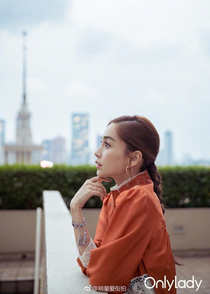 赵丽颖尴尬撞衫baby 造型瞬间被秒杀!网友:这鞋让丽颖老了十岁