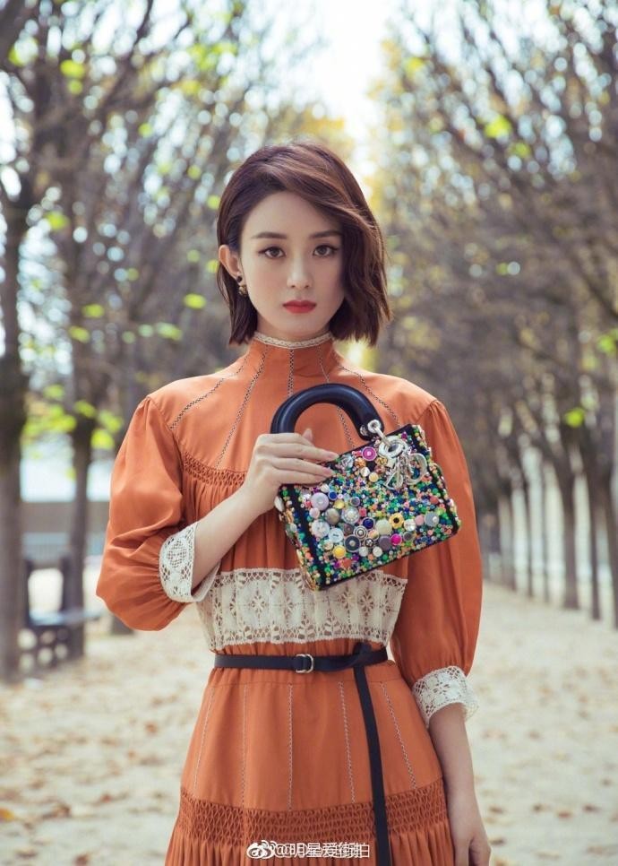 赵丽颖尴尬撞衫baby 造型瞬间被秒杀!网友:这鞋让丽颖老了十岁