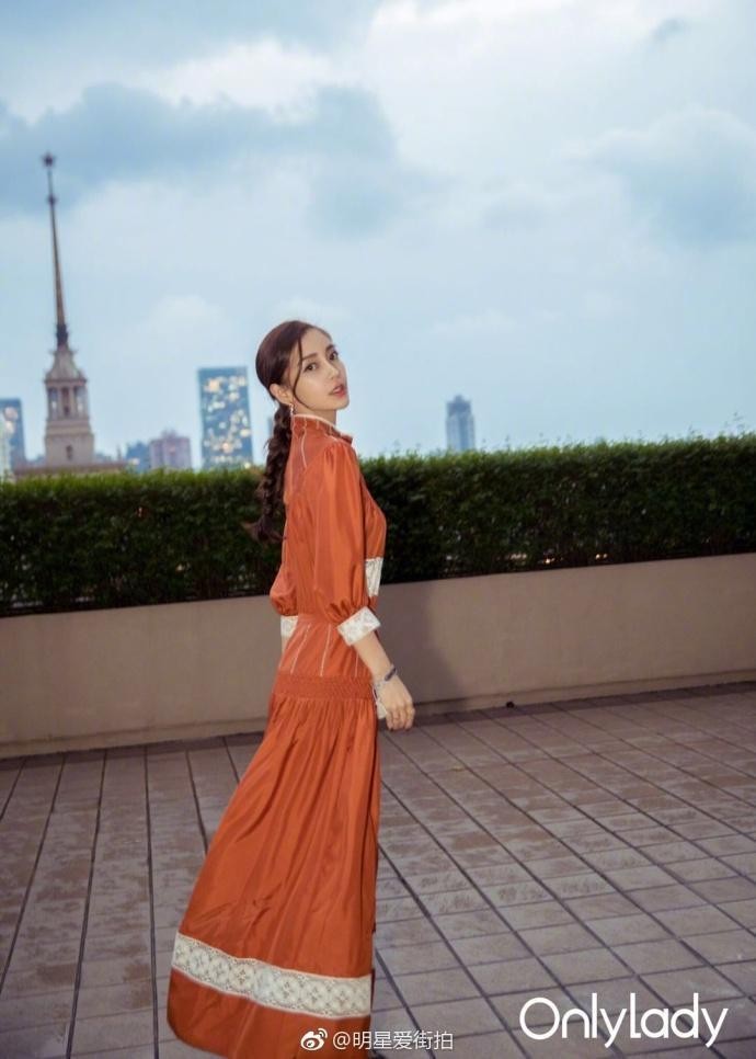 赵丽颖尴尬撞衫baby 造型瞬间被秒杀!网友:这鞋让丽颖老了十岁