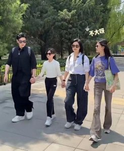 ​鲍蕾陆毅一家四打卡乐园，俩女儿颜值爆表，大长腿抢镜引热议