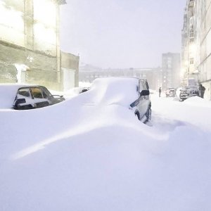 ​俄罗斯最冷的城市，这里的雪厚的把小区门都堵住了