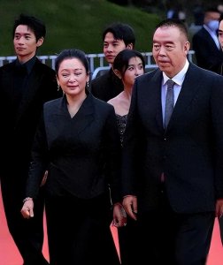 ​陈凯歌携第三任美满娇妻盛装出席红毯秀！小17岁的娇妻面容略显