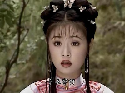 ​《还珠格格》：紫薇抱紧小燕子大腿，将母亲的遗物卖掉是别有用意