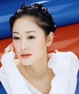 ​结婚10年被丈夫绿8次！最后出轨蒋勤勤，年仅43岁抑郁自杀