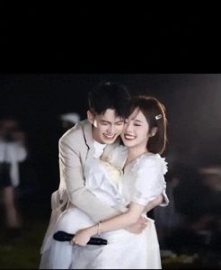 ​高泽宇与丸子甜蜜订婚，揭秘他们的浪漫爱情故事！