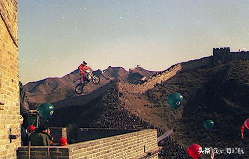 柯受良飞越黄河照片:他被誉为亚洲第一飞人,图6是汽车飞越瞬间