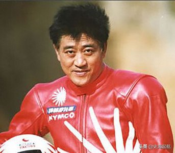 柯受良飞越黄河照片:他被誉为亚洲第一飞人,图6是汽车飞越瞬间