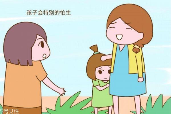怕生人怎么办 孩子怕生的原因 怕生人怎么办 孩子怕生的原因