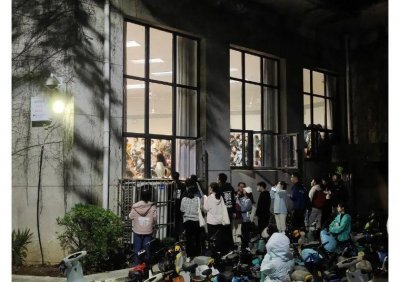 ​武大恋爱课火爆，窗户上挂满人！你的学校都开过哪些神仙课程？