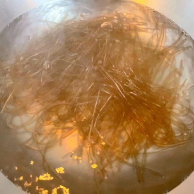芹菜炒粉条的做法（脆嫩滑爽的的芹菜粉条家常做法）