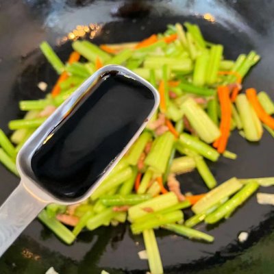 芹菜炒粉条的做法（脆嫩滑爽的的芹菜粉条家常做法）