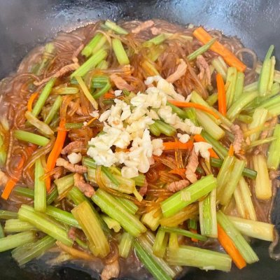 芹菜炒粉条的做法（脆嫩滑爽的的芹菜粉条家常做法）