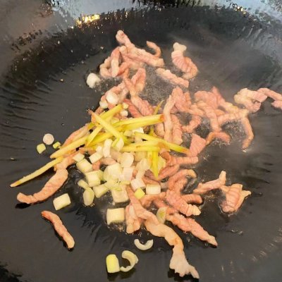 芹菜炒粉条的做法（脆嫩滑爽的的芹菜粉条家常做法）