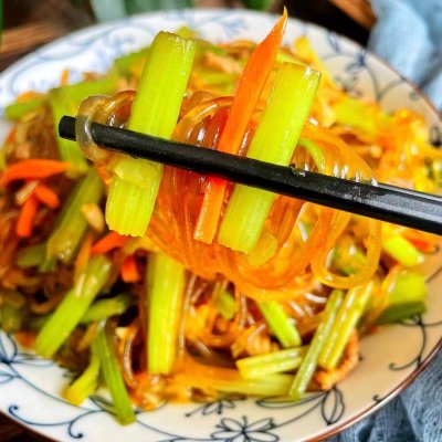 芹菜炒粉条的做法（脆嫩滑爽的的芹菜粉条家常做法）