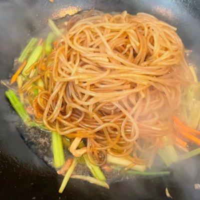 芹菜炒粉条的做法（脆嫩滑爽的的芹菜粉条家常做法）
