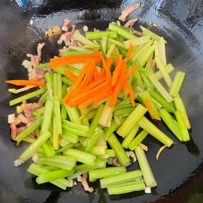 芹菜炒粉条的做法（脆嫩滑爽的的芹菜粉条家常做法）