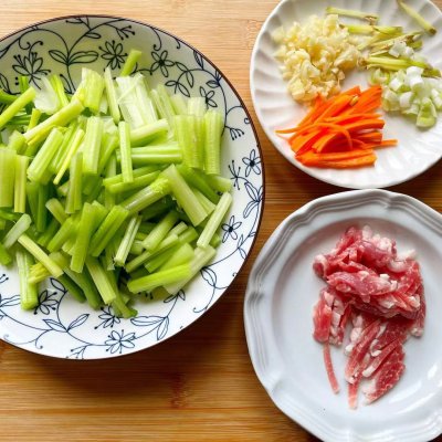 芹菜炒粉条的做法（脆嫩滑爽的的芹菜粉条家常做法）