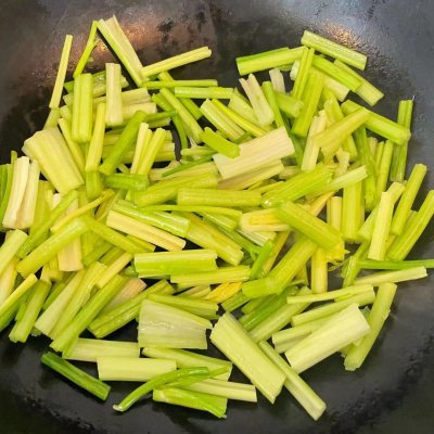 芹菜炒粉条的做法（脆嫩滑爽的的芹菜粉条家常做法）