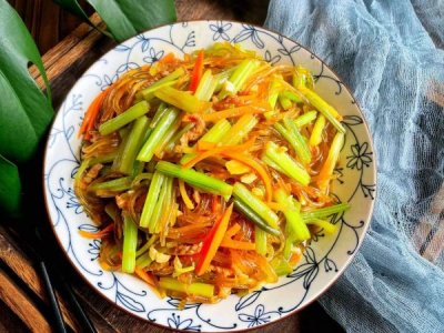 ​芹菜炒粉条的做法（脆嫩滑爽的的芹菜粉条家常做法）