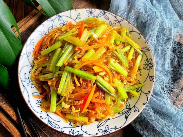 芹菜炒粉条的做法（脆嫩滑爽的的芹菜粉条家常做法）