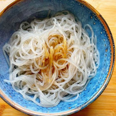 芹菜炒粉条的做法（脆嫩滑爽的的芹菜粉条家常做法）