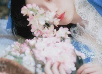 无法自拔地爱上了他,被他火热的激情缠绕,糊里糊涂成了他的女人