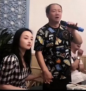 唐鉴军的负心情史,和原配离婚娶搭档,53岁和小美女牵手再起事端