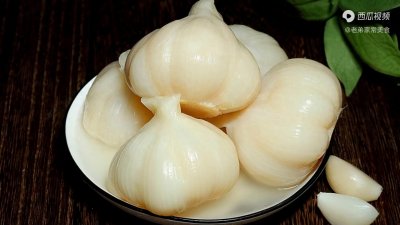 不会腌制糖蒜的看过来,手把手教会你糖蒜制作方法