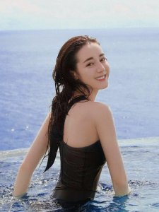 迪丽热巴泳装照曝光,尽显完美身材